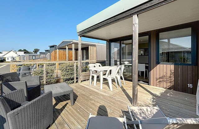 Luxury 2-Bedroom Mobile Home with Heated Pool, Gym & Near Beach in Jullouville in Jullouville
