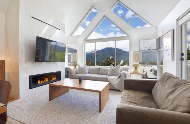 LUXURY- 2BA/BA True Ski-in/Ski-out, HotTub&Pool in Whistler