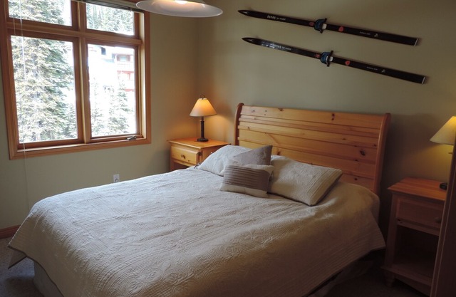 Ski-In/Out to main Lift. Snow Creek Village 3 BR 3 BA. Hot Tub. Walk to village! in Sun Peaks