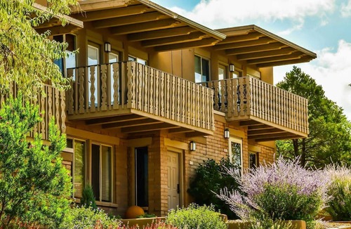 Northeast Santa Fe Hotel | Fort Marcy 25 | Walk to Plaza | Kiva Fireplace | Full Kitchen | Hot Tub | Pool | 2 Levels