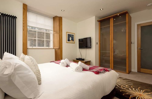 New Town Apartment | Stunning 3-bedroom apartment in the heart of Edinburgh's city centre. Sleeps 6.
