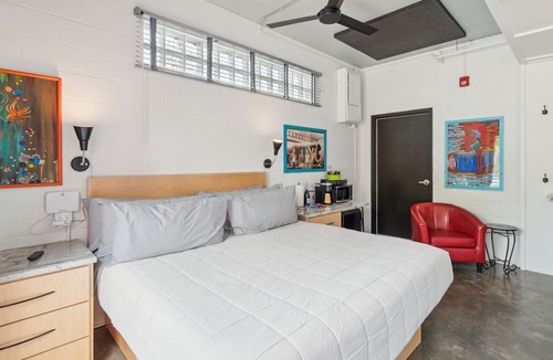 Folly Beach Hotel | Boutique Vera Hotel Room 100: King Room in the Heart of Folly Beach ADA