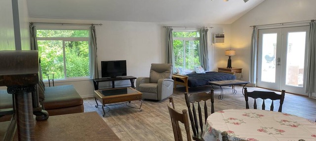 Carrie's Cottage - Charming Duplex Style 3 Bedroom Cottage with Beach Access! in Lakeside