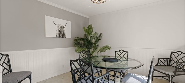 Updated and clean, 2 full baths, modern townhouse close to Pier Village in St Simons Island