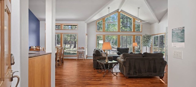 1 Colonial- Primary Suites, Hot Tub, SHARC, A/C, Steps to Village & SHARC! in Sunriver