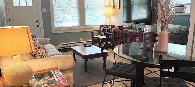 2 bed/1 bath, 1.5 blocks to beach/town, dog friendly in Union Pier