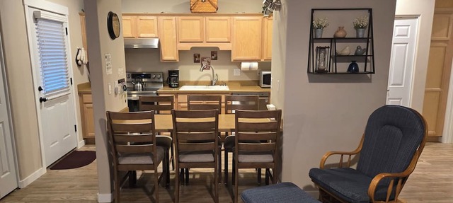 Cozy Condo - 20 Minutes from Mt Bachelor-Hot Tub & Seasonal Heated Pool in Sunriver