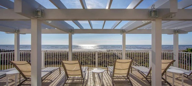 Spacious Beach Resort Stay w/Full Kitchen, Dining & Sports Courts! in Galveston