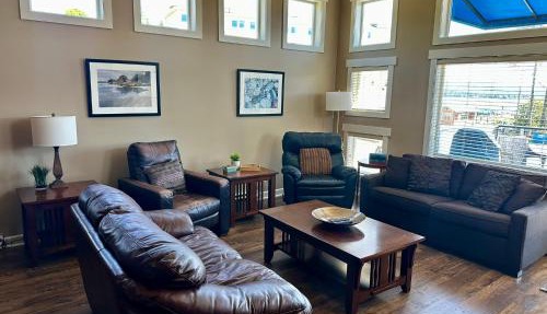 Sooke Harbour Penthouse - Luxurious 4 Bdrm Rental in Sooke
