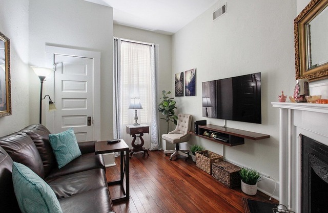 Downtown Condo on First Floor! Ideally located! in Savannah